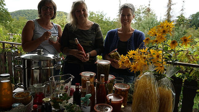 Drei Expertinnen: Die Krenkinger Landfrauen Christa Thoma, Claudia Richini und Julia Jäger (von links) setzen mit dem Einkochen und ...
