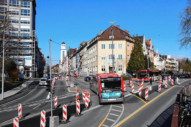 Hier ist die Baustelle vorbereitet, am Montag soll die Sanierung am Sternenplatz und an der Kreuzung Theodor-Heuss-Straße (nach links) ...