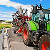 Ein Landwirt fährt auf die neue Brücke über die B 31. Hier beginnt die neue Wegeführung für die Landwirte in Richtung Donaueschingen.