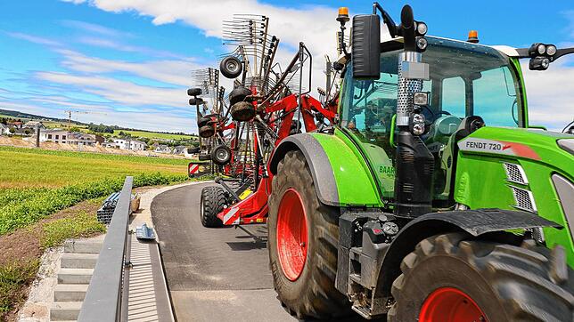 Ein Landwirt fährt auf die neue Brücke über die B 31. Hier beginnt die neue Wegeführung für die Landwirte in Richtung Donaueschingen.