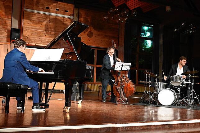 Mit dem Auftritt von Frank Dupree am Klavier, Mini Schulz am Kontrabass und Obi Jenne am Schlagzeug erlebte das Publikum Jazz pur.