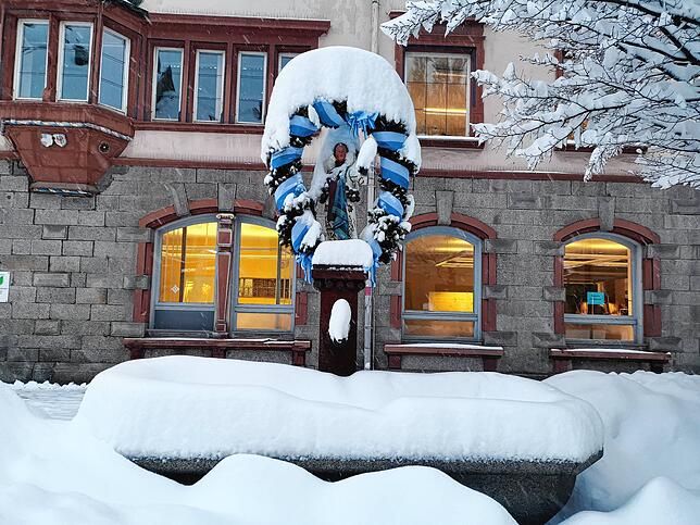 Schwer verwöhnt mit Schnee: Der Narrobrunnen.