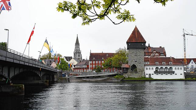 Früher führte eine Brücke direkt zum Rheintorturm. Nach dem großen Brückenbrand am 1. Juni 1856 wurde sie nicht wieder aufgebaut, ...