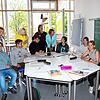 Im Deutschunterricht der ukrainischen Achtklässler an der Gemeinschaftsschule Mönchweiler schauen Geschäftsführerin Ute Grießhaber von ...