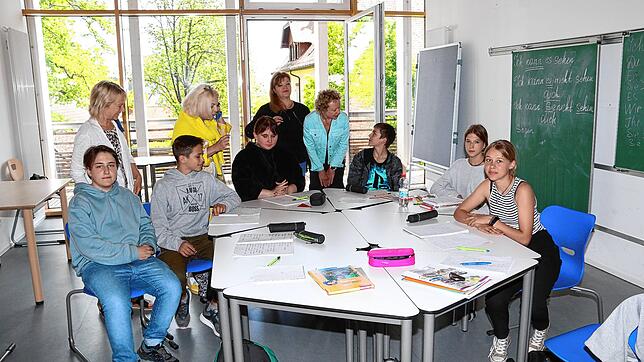 Im Deutschunterricht der ukrainischen Achtklässler an der Gemeinschaftsschule Mönchweiler schauen Geschäftsführerin Ute Grießhaber von ...