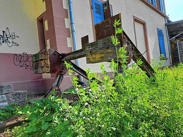 Die Kosten-Nutzen-Rechnung könnte die Wehratalbahn weiter ausbremsen oder das Projekt beenden, wie dieser Prellbock am alten Bahnhof in ...