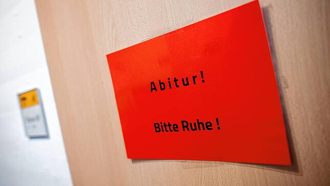 Symbolbild: Ein Schild mahnt während einer schriftlichen Abiturprüfungen zur Ruhe.