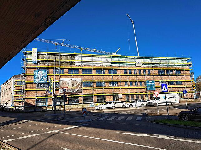 Blick von der Stadtbrücke auf die Artfactory. Die neue Fassade im modernen Backstein-Industrie-Style bringt eine städtebauliche ...