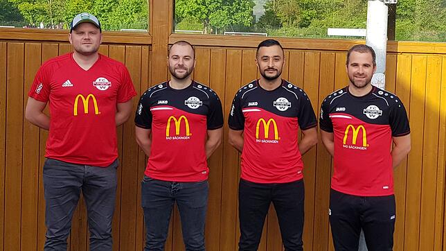 Neue Gesichter: Andreas Braunagel (links), neuer Trainer des FC Wallbach ab der kommenden Saison freut sich gemeinsam mit seinem ...