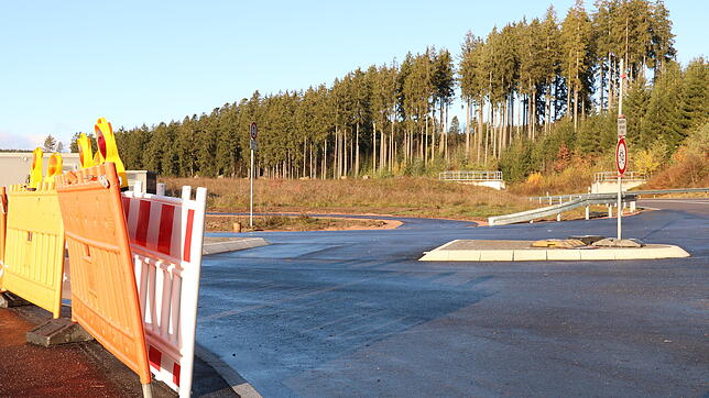 Die neue Zufahrtstraße ins Gewerbegebiet Längefeld ist nahezu fertig. Sobald die Restarbeiten ausgeführt sind, lädt die Stadt zur Übergabe.