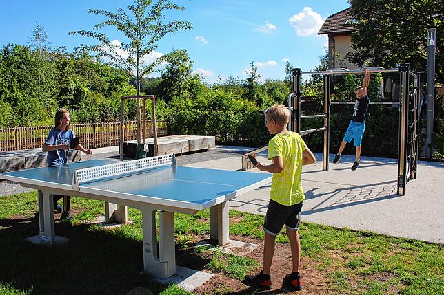 Die Tischtennisplatte ist bei den Kindern und Jugendlichen besonders begehrt (von links): Jonah Schmidt, Pierre Weber und Felix ...