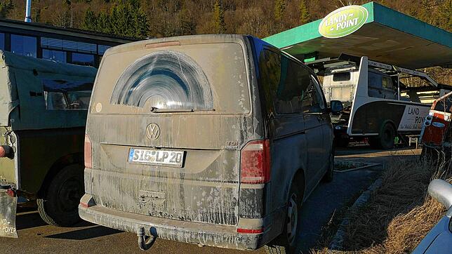 Die Strapatzen der Reise sind deutlich am Kleinbus sichtbar.