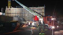 Etwa 100 Helfer der Feuerwehren aus Meersburg, Immenstaad, Stetten, Daisendorf und Uhldingen-Mühlhofen waren im Meersburger ...