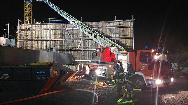 Etwa 100 Helfer der Feuerwehren aus Meersburg, Immenstaad, Stetten, Daisendorf und Uhldingen-Mühlhofen waren im Meersburger ...