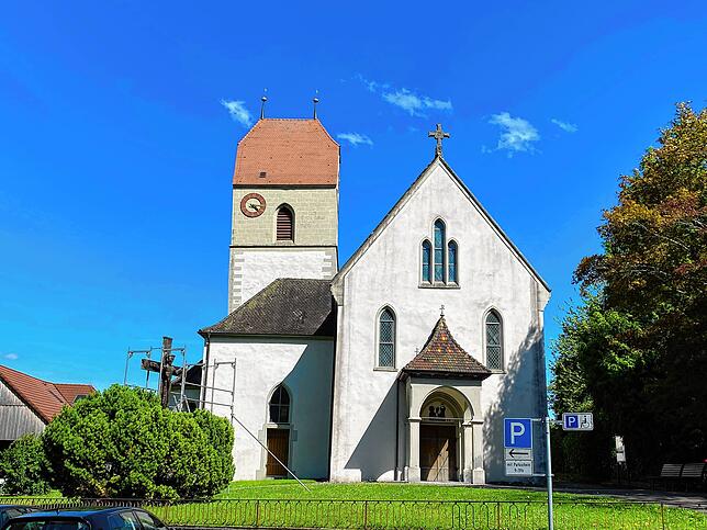 Richtung Ortsende steht die Kirche St. Peter und Paul. Sie ist das älteste Baudenkmal des Dorfes. Bei genauerem Hinsehen fällt auf, dass ...