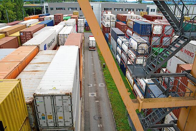 Durch diese Passage fahren täglich dutzende von Lastwagen um beladen oder entladen zu werden.
