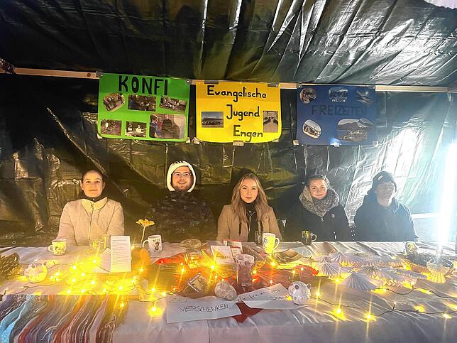 Ranva Hoffmann, Leon Nilson, Mira Wetzel, Pia Neubauer und Silas Doerries beim Stand der evangelischen Jugend.