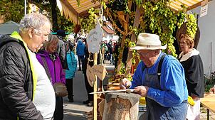 Das Leibertinger Urgestein Adolf Riester ist weit über 80 Jahre alt und fertigt seit Jahrzehnten beim Wildensteiner Jahrmarkt ...