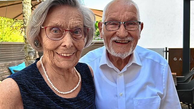 Elfriede und Hermann Koslowski bei der Feier mit ihrer Familie. Gemeinsam wurde die Eiserne Hochzeit begangen. Foto: Ina Klietz