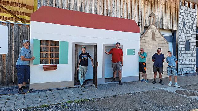 In wochenlanger Arbeit entstanden und entstehen die Kulissen für die historischen Freilichtspiele in Wolterdingen. Mit beim Bau ...