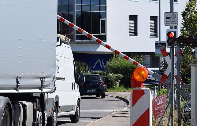 Die Bahnschranke senkt sich und verursacht Rückstau über den Schiesserknoten in die Heinrich-Fahr-Straße und Nellenburgstraße.