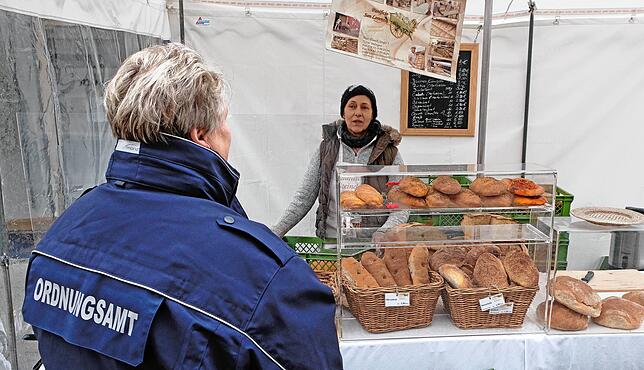 Das Ordnungsamt kontrolliert die Einhaltung der Verordnung: Jutta Haeser von der Stadtverwaltung im Gespräch mit Bäckerei-Verkäuferin ...