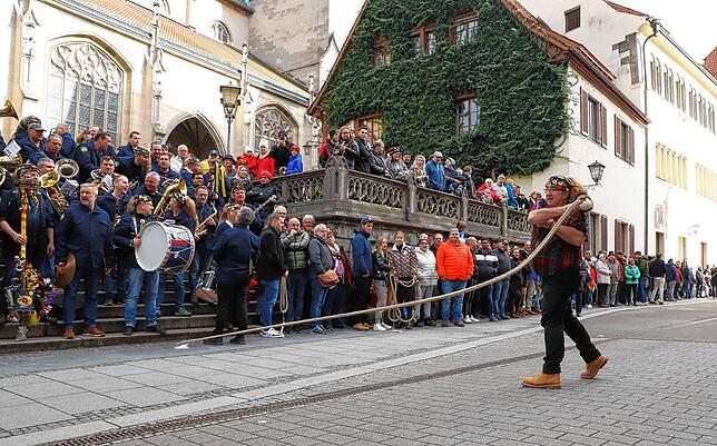 Die ehemalige Narrenmutter der Narrenzunft Überlingen, Wolfgang Lechler, beim Einschnellen der Fasnet vor der Münstertreppe.