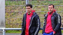 Trainer Adel Grimm (links) und Co-Trainer Fabian Geist, fahren den nächsten Saisonsieg ein. Der SC Konstanz-Wollmatingen gewinnt gegen ...