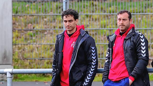 Trainer Adel Grimm (links) und Co-Trainer Fabian Geist, fahren den nächsten Saisonsieg ein. Der SC Konstanz-Wollmatingen gewinnt gegen ...