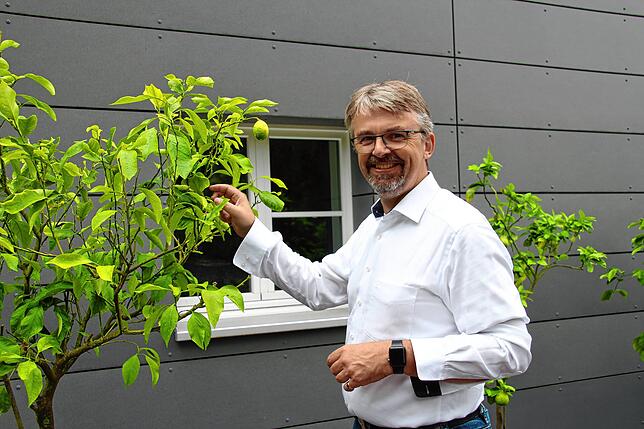 Martin Gruner vor einem Zitronenbaum. Er und seine Frau wollten sich – unabhängig voneinander mit einem Zitronenbaum überraschen. ...