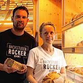 Sie haben dafür gesorgt, dass die Regale der Dögginger Bäckerei mit Brot gefüllt sind: Robert Schorp und seine Mitarbeiterin Tina Erndle.