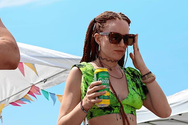 Bild 8: Bier-Yoga und Pfandflaschen-Party beim Southside 2025: Das sind die besten Bilder vom Samstagvormittag