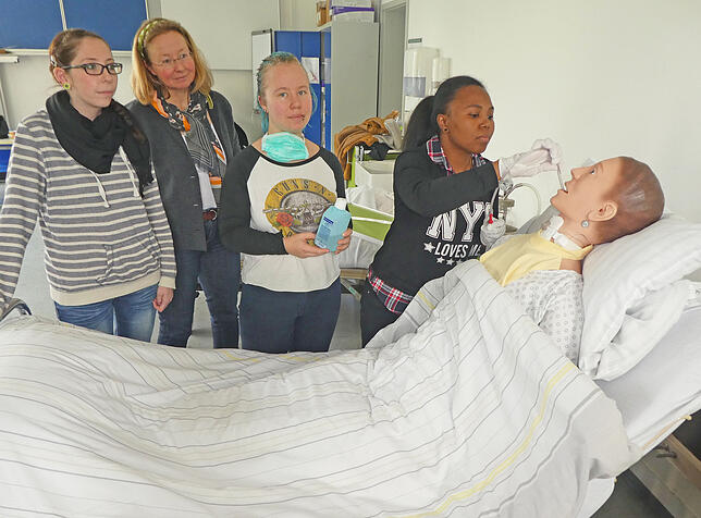 Praktische Übunen am Bett sind wichtig, doch auch am Computer müssen sich künftige Pfleger und Pflegerinnen auskennen. In Überlingen ...
