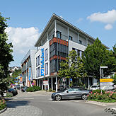 Auf der anderen Straßenseite an der Lippertsreuter Straße hat die Volksbank seit 2004 ihre Filialen konzentriert. Bild: Hanspeter Walter
