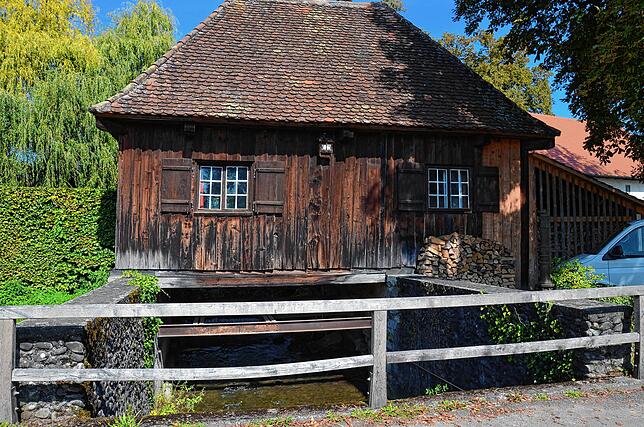 An dieser Stelle am Rand von Kloster und Schloss Salem war ab 1790 eine kleine Säge untergebracht. Das Wasser der Aach wurde auch hier ...