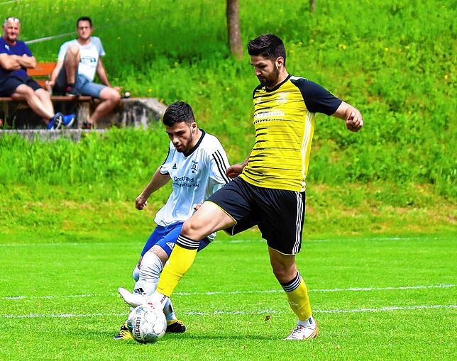 Rettung vertagt: Patrick Baumgartner (rechts) und der SV Eichsel verpassten einen Sieg beim 2:3 gegen den SV Schopfheim und haben damit ...