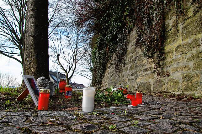 Am Donnerstag waren bereits Kerzen am Stadtwall aufgestellt worden. Mittlerweile sind es viele mehr geworden.