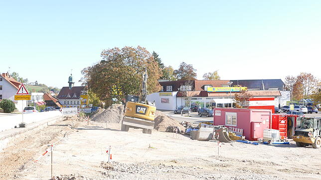Das Gelände des ehemaligen Bonndorfer Hofs wird vorbereitet für den Bau der Zufahrt (erkennbar an den Eisenstangen mit rot-weißem ...