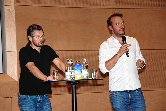 Markus Renz (links) und Raphael Huber von der Firma Sunovis erläutern die Details zum geplanten Solarpark.