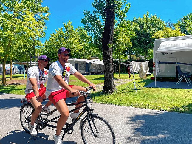 Tandem fahren? Immer gerne! Die Freunde, die sich aus der Schichtarbeit bei der Alu kennen, waren auch im Partnerlook auf dem ...