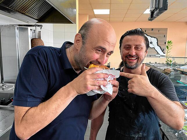 Beyazit (links) und sein Bruder Sinan Sarikaya beißen auch gerne selber noch in einen Döner. Der Warenpreis für Brot, Salat, Soße und ...