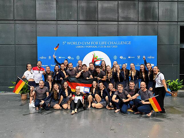 Auch Bürgermeister Christoph Stolz (stehend, Zweiter von links) jubelte mit den Blues Brothers über die Goldmedaille. Bild: Melanie Hügle