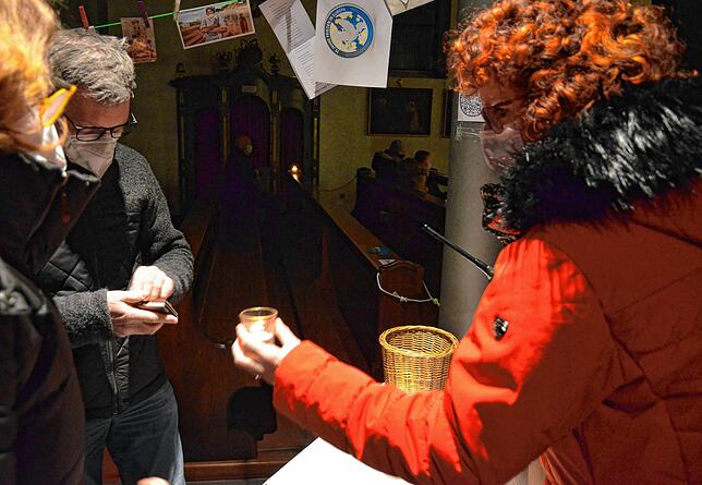 Jeder Rorate-Messe-Besucher bekommt eine Kerze von Patricia Schnekenbühl.