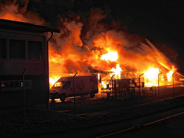 Lichterloh brannte das Lagergebäude am 23. Januar 2020 in Krauchenwies.