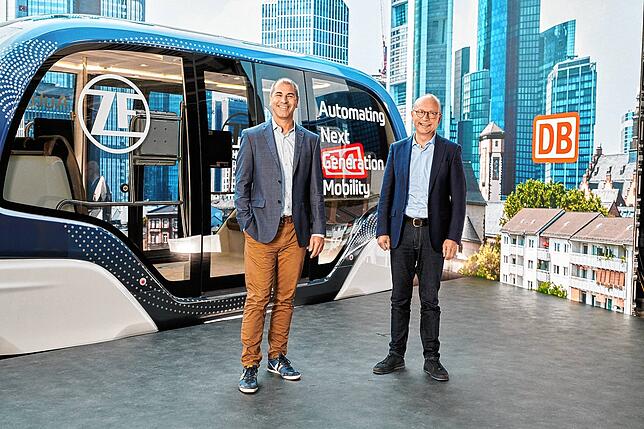 Torsten Gollewski, Leiter Autonomous Mobility Systems von ZF, und Frank Klingenhöfer, Vorstand DB Regio Bus, haben eine Kooperation der ...
