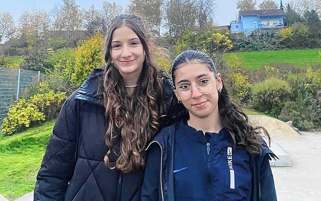 Die Schülerinnen Lea Gebauer und Lizge Günes (von links).