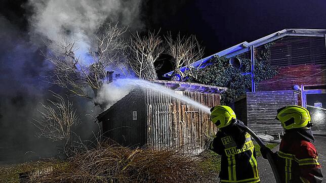 Am Campingplatz Sandseele rettet die Feuerwehr die Gebäude.