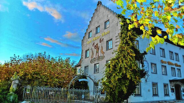 Der Wilde Mann am Meersburger Bismarckplatz &ndash; mit großem Garten direkt am Bodenseeufer &ndash; war über Jahrhunderte das erste ...