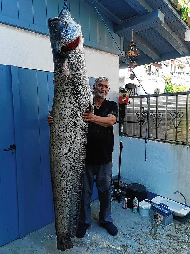 Der stolze Angler und sein Fang.