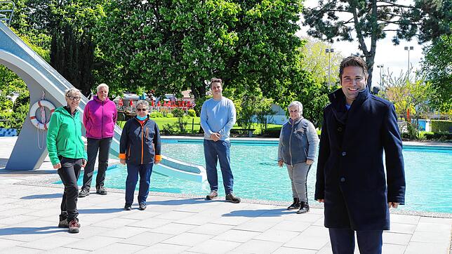 Die Freibadsaison startet im Wintermantel: Hilzingens Bürgermeister Holger Mayer (rechts) mit dem Team, das in diesem Jahr für einen ...